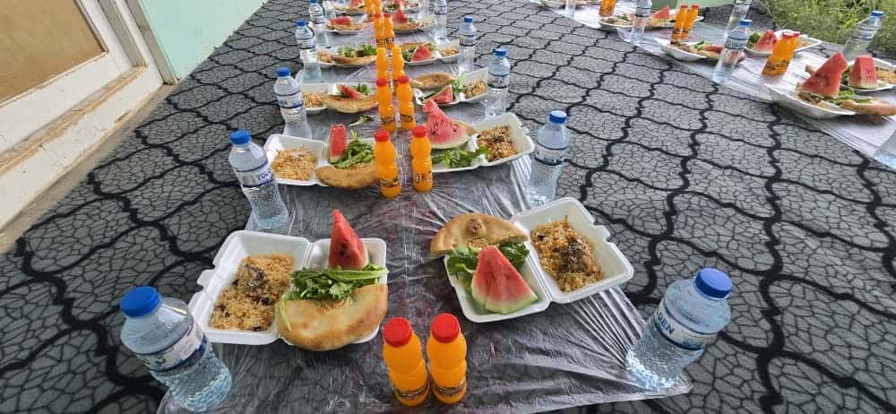 Naan ve karpuzla donatılmış ikram sofrası