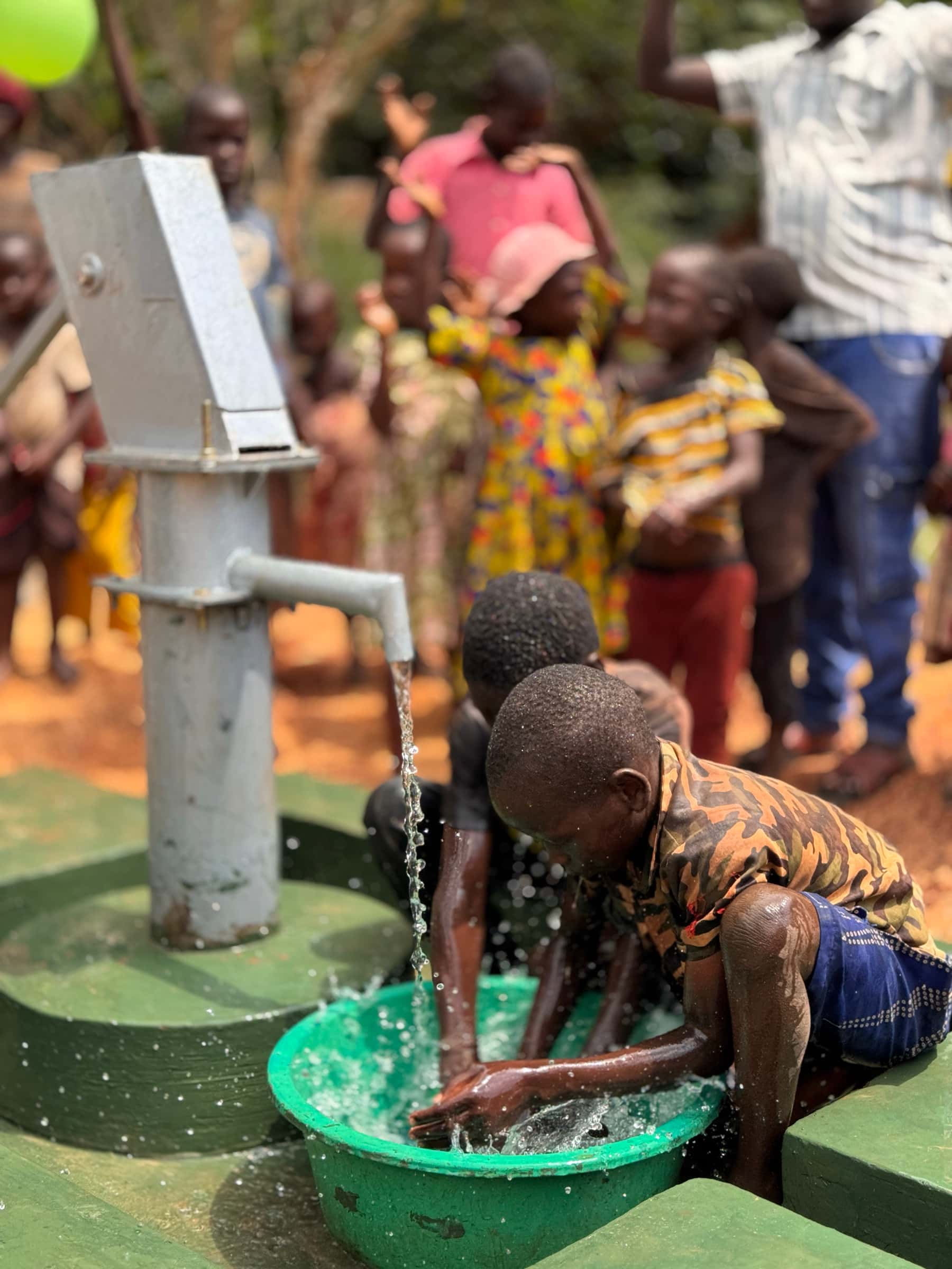 Uganda'da kuyudan akan suya uzanan çocuk elleri